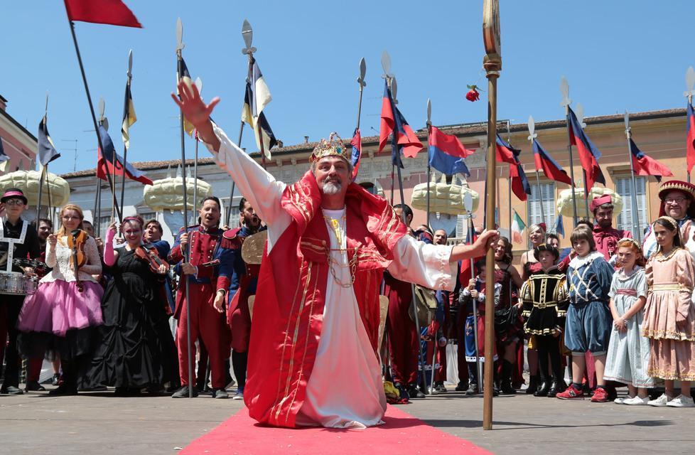 Gnoccata a Guastalla, oggi la cerimonia d’incoronazione di Re Serpo 