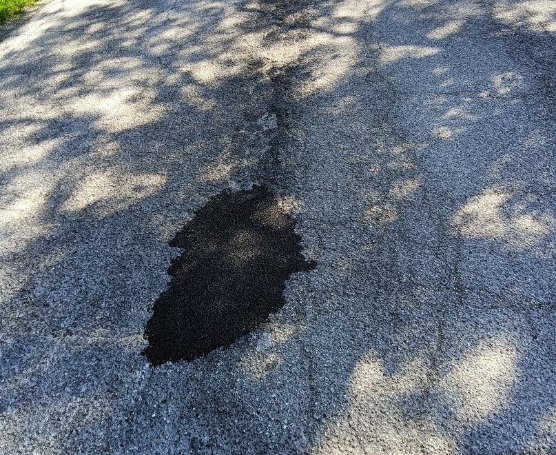 Troppe buche sulle strade e tanti pericoli: i residenti protestano 