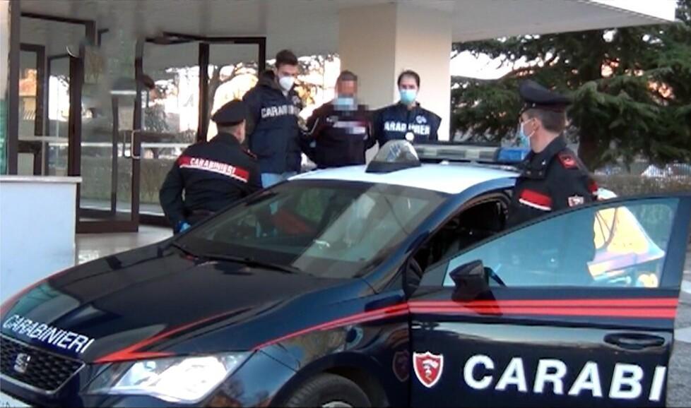 "Lui 50enne vendeva la baby compagna 20enne sui siti hard", a processo 