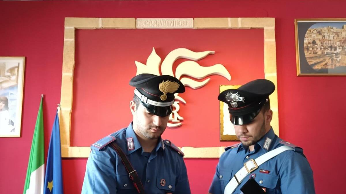 Evade dai domiciliari e lo trovano con la droga
