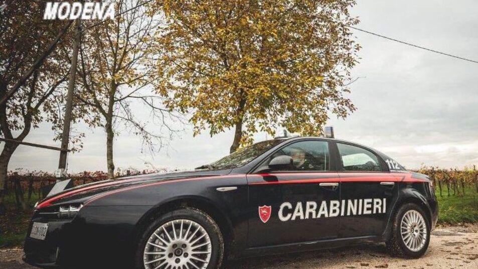 Castelfranco Nasconde la droga negli stivali in giardino per evitare l’arresto: i carabinieri lo fermano