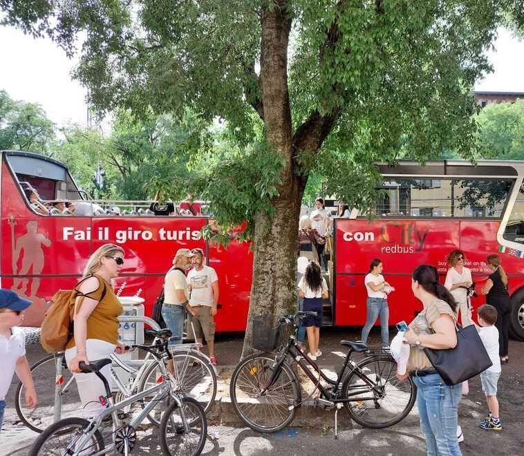 Mirandola In tour con l’autobus a due piani nella città ferita dal terremoto 