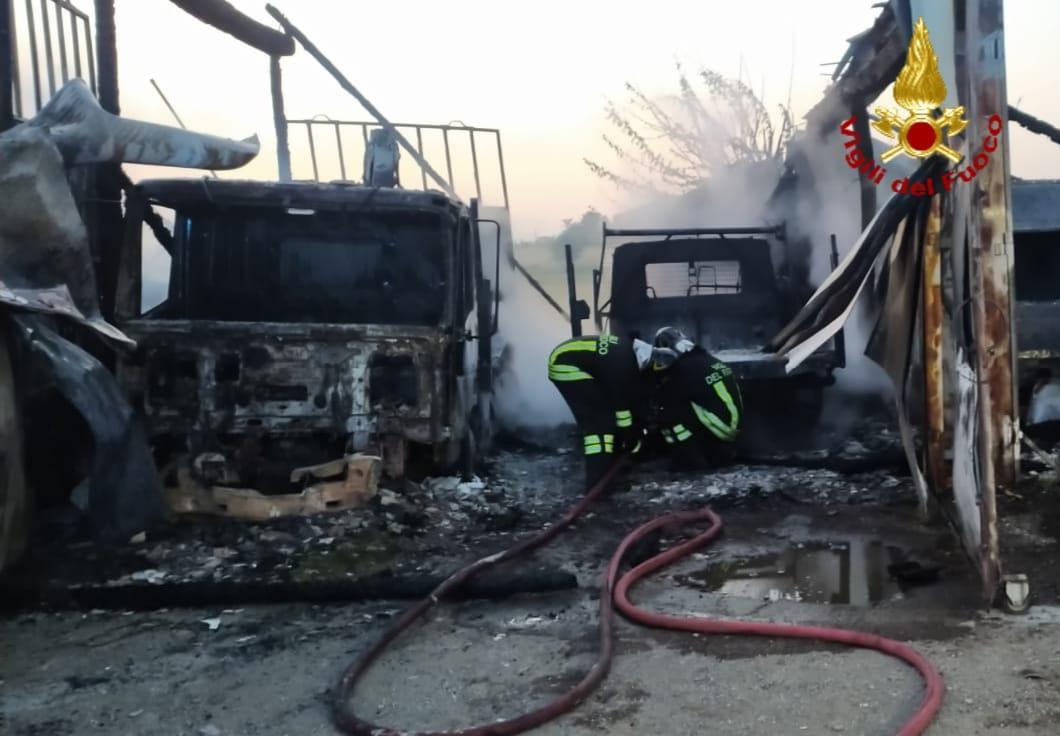 Bibbiano, incendio devasta un'azienda agricola a Piazzola