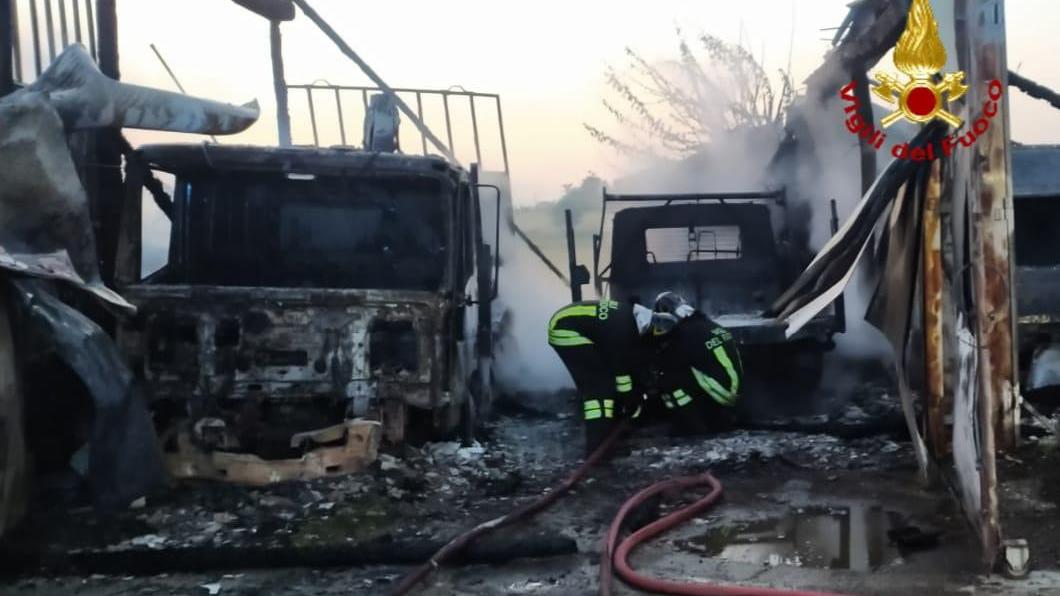 Bibbiano, incendio devasta un'azienda agricola a Piazzola