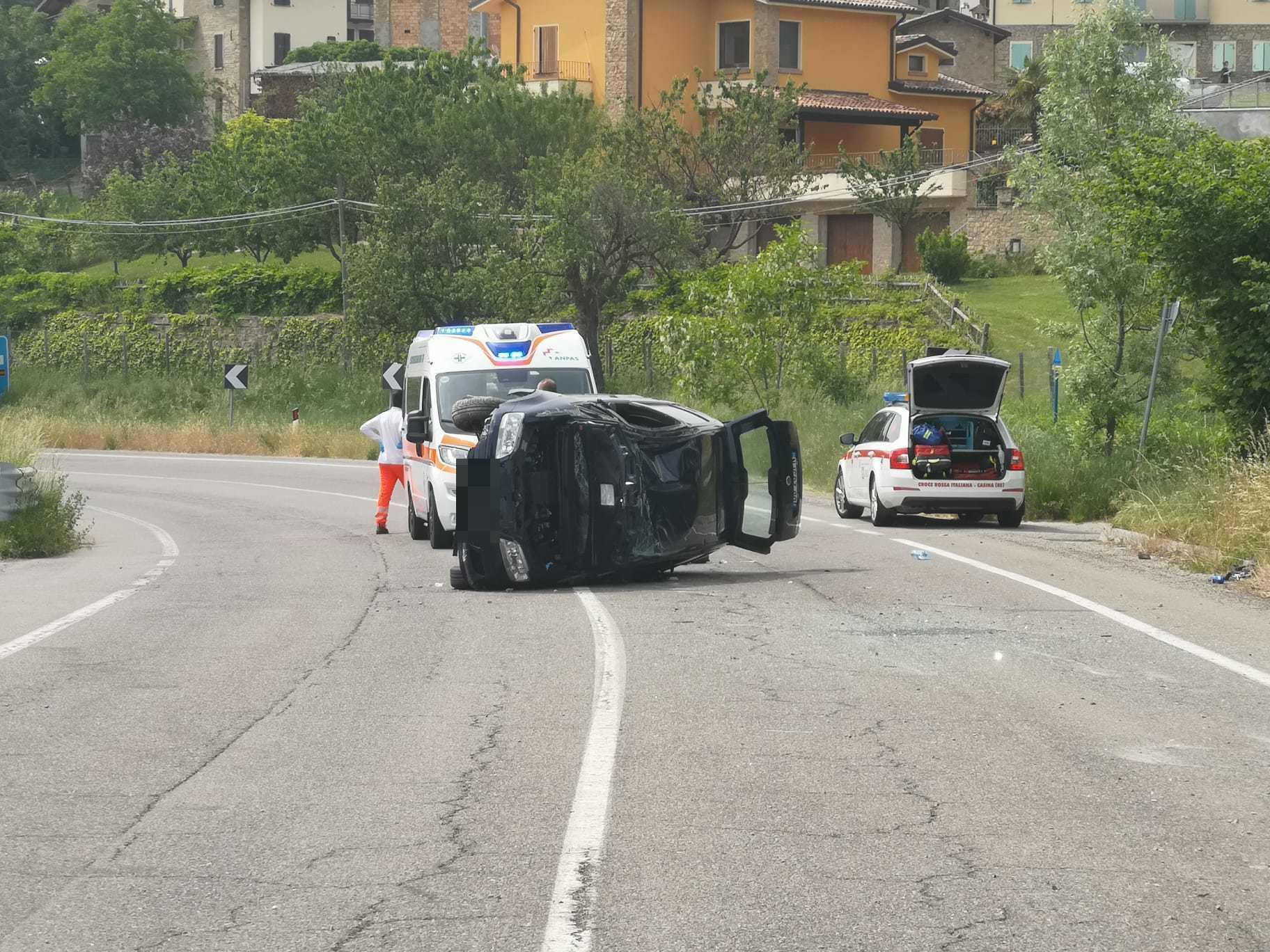 Castelnovo Monti, si capotta con l'auto lungo la statale 63 a Felina: grave un 31enne