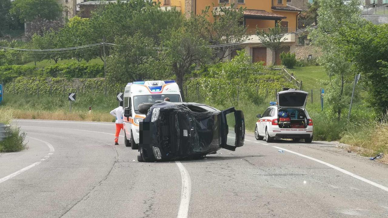 Castelnovo Monti, si capotta con l'auto lungo la statale 63 a Felina: grave un 31enne
