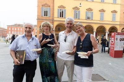 Modena,  “Mangia e bevi” per le vie del centro: tutto esaurito per Stuzzicagente
