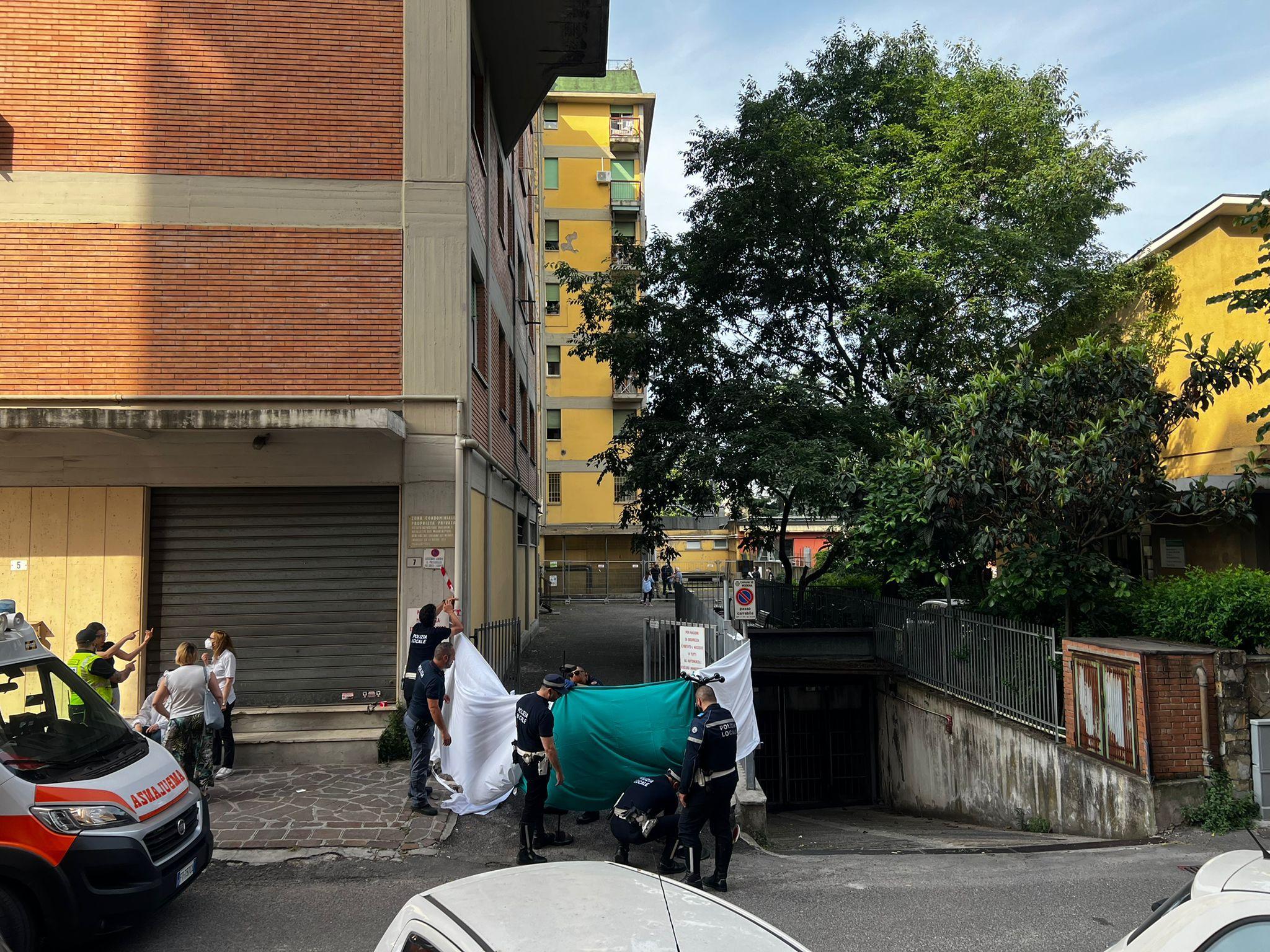 Modena, tragedia di via Giardini: bimba di tre anni e mezzo precipita dal balcone al settimo piano e muore