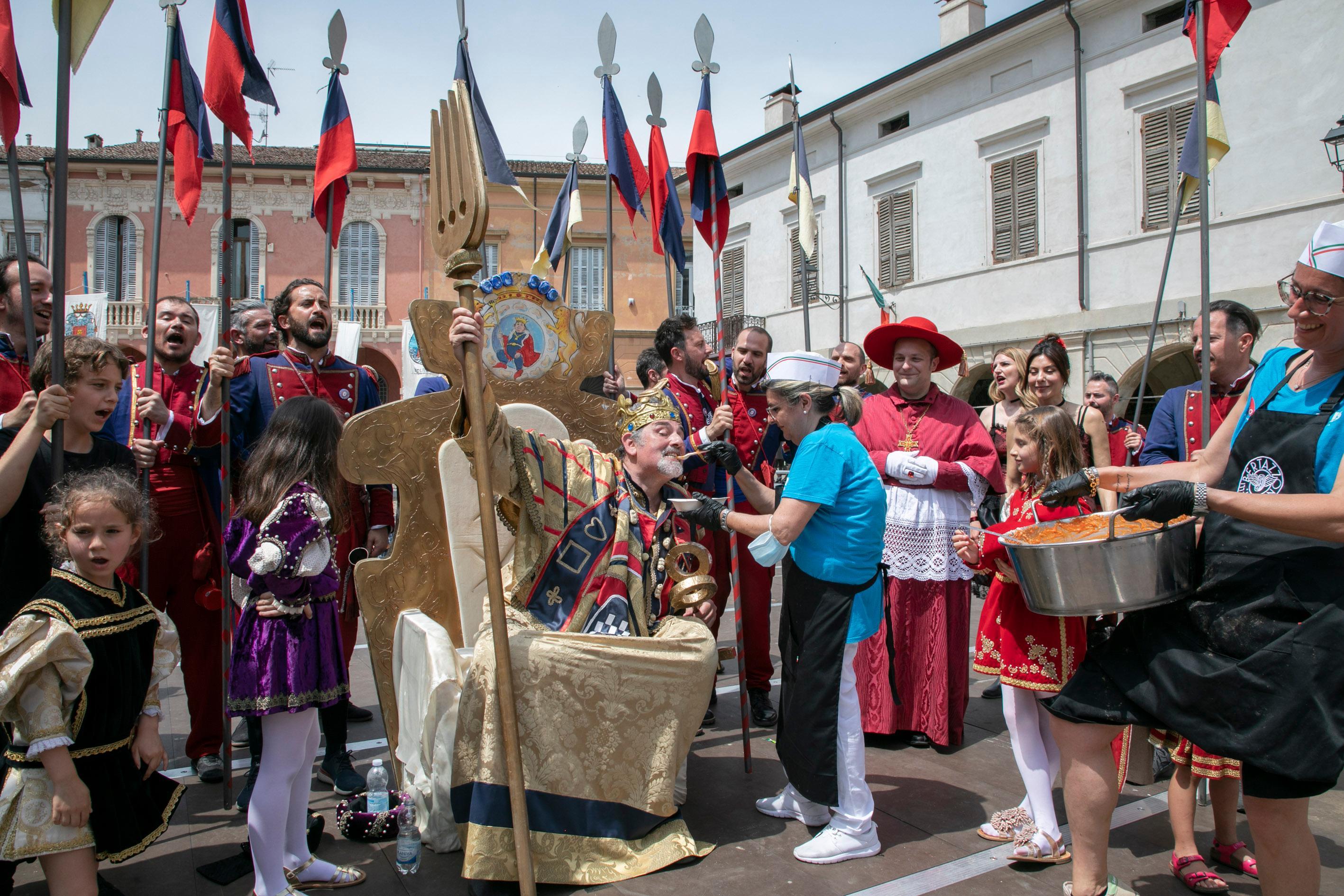 Re Serpo assaggia gli gnocchi