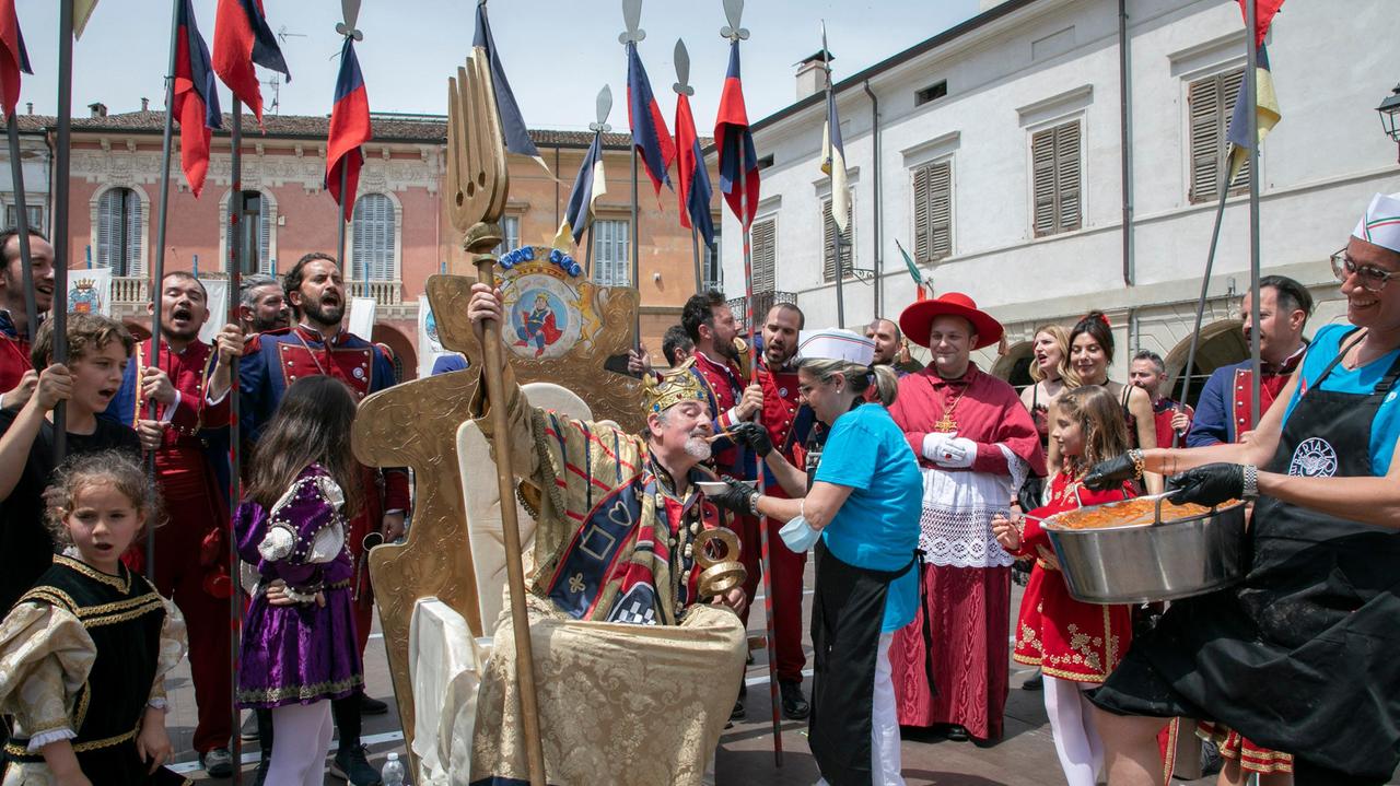 Re Serpo assaggia gli gnocchi