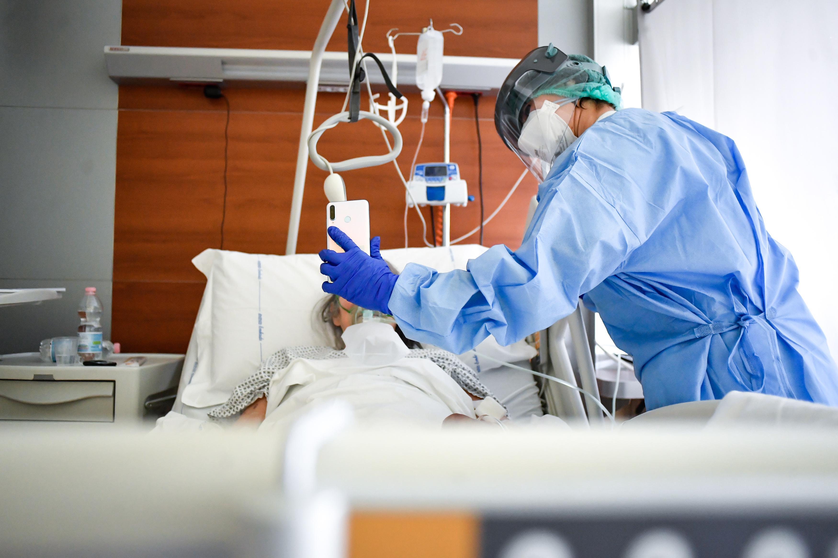 Omicron non si arrende, calano poco contagi e ricoveri