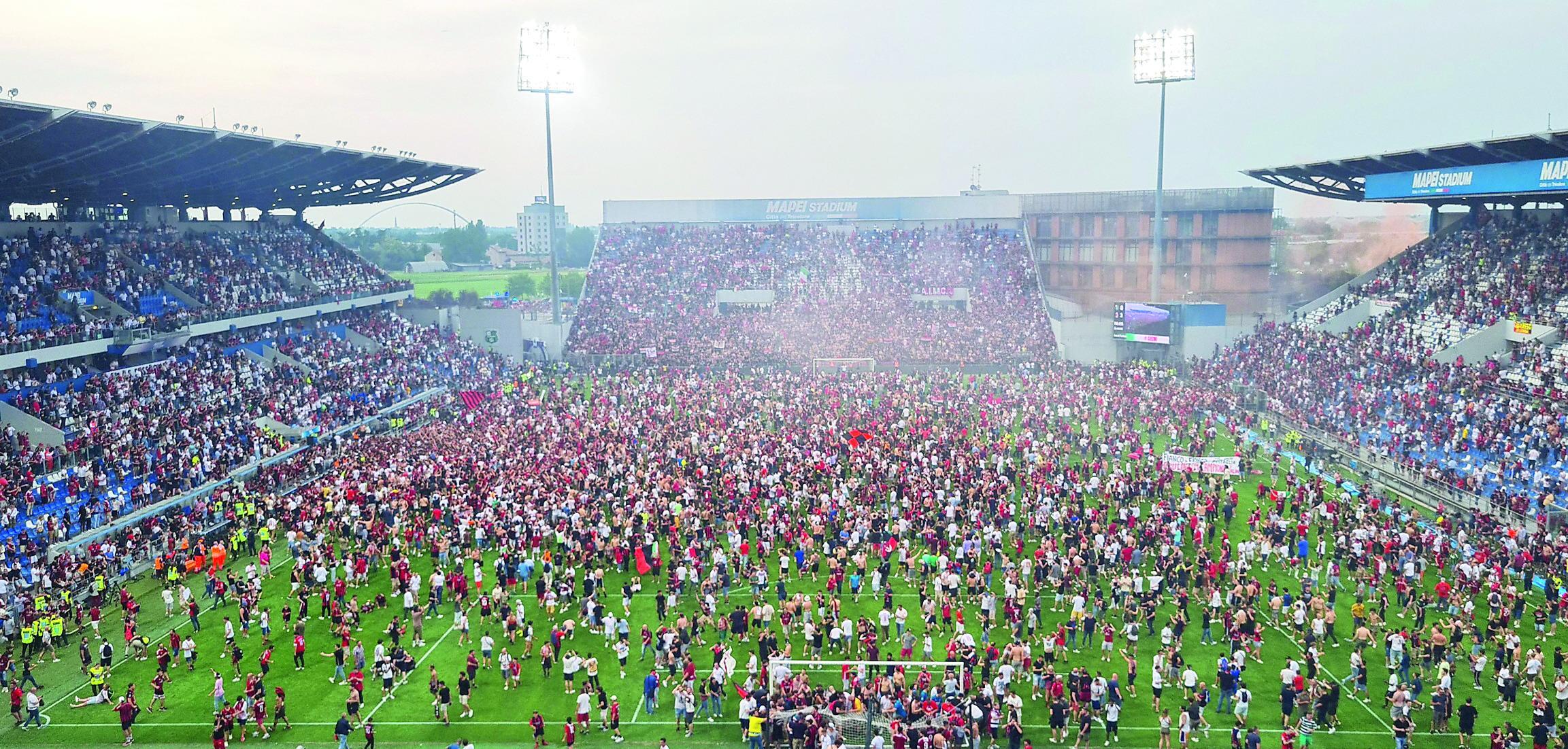 Reggio consegna lo scudetto al Milan: città travolta dal tripudio rossonero