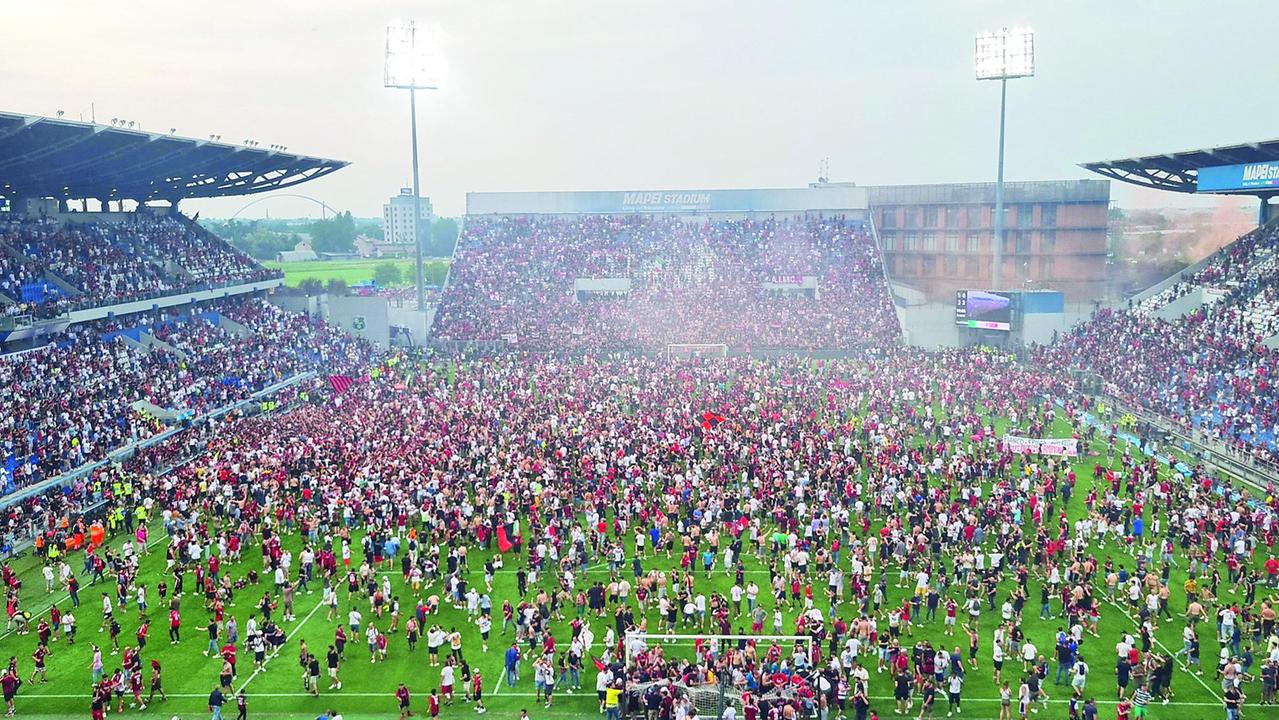 Reggio consegna lo scudetto al Milan: città travolta dal tripudio rossonero