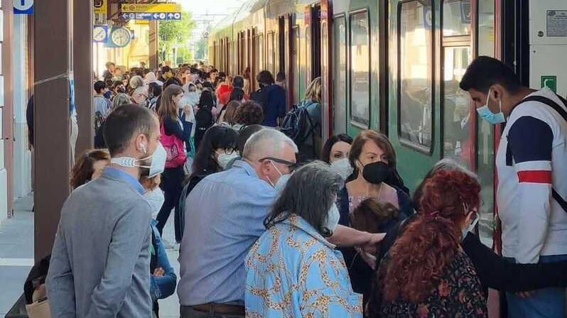 Carpi, guasto al passaggio a livello: ritardi e pendolari infuriati