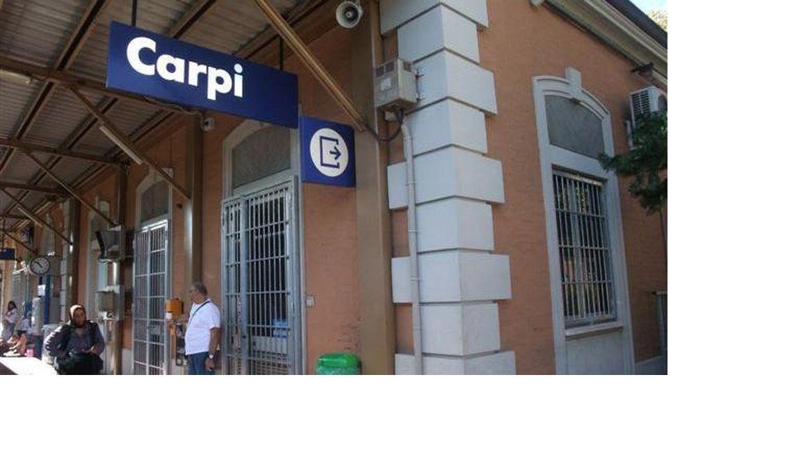 Carpi, guasto al passaggio a livello: ritardi e pendolari infuriati
