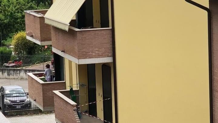 Marano, sbaglia manovra e distrugge il balcone