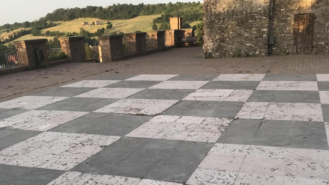 Castelvetro, la scacchiera perde i pezzi: "Va risistemata"