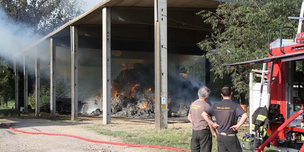 Reggio Emilia, incendio in un fienile a Gaida in fumo ben seicento rotoballe 