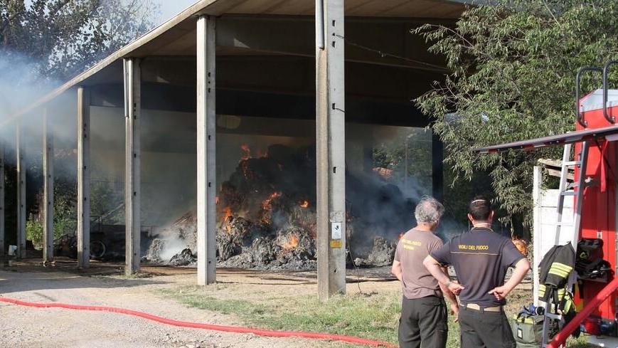 Reggio Emilia, incendio in un fienile a Gaida in fumo ben seicento rotoballe
