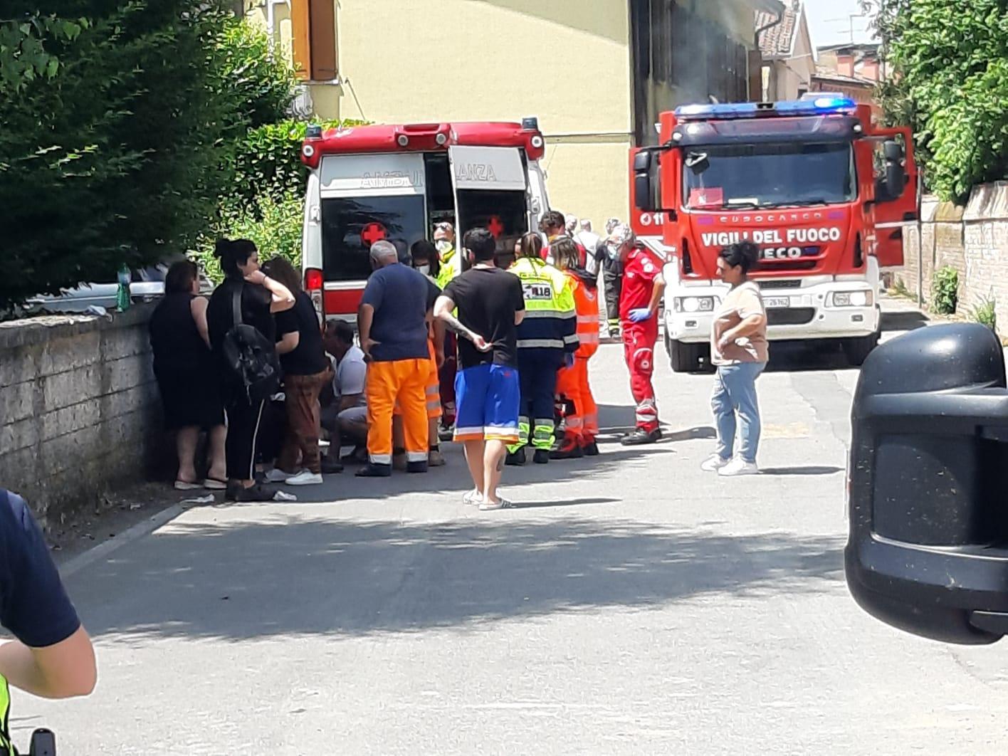 Reggiolo, appartamento a fuoco: donna intossicata in ospedale