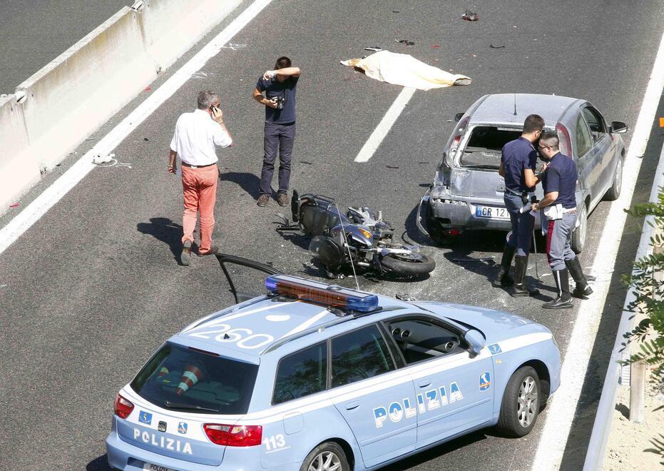 La morte in Superstrada contro l'auto abbandonata sulla corsia 