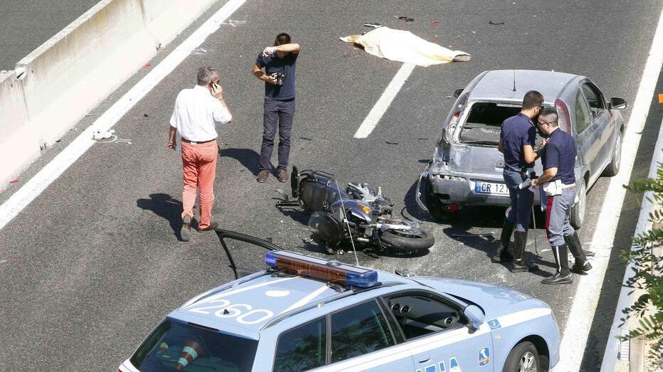La morte in Superstrada contro l'auto abbandonata sulla corsia