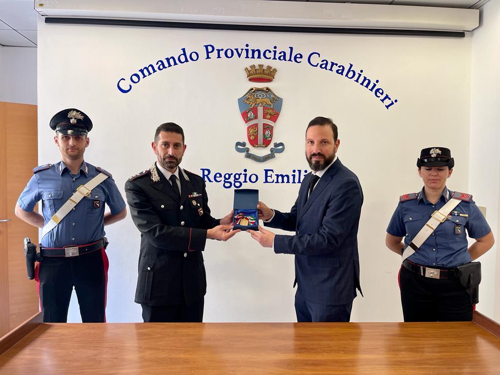 I carabinieri di Reggio Emilia riconsegnano la medaglia di Stefano Pioli