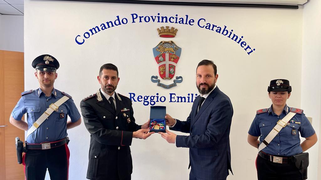 I carabinieri di Reggio Emilia riconsegnano la medaglia di Stefano Pioli