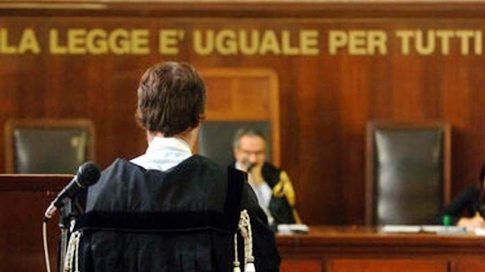 Modena. Esce a gettare i rifiuti e lascia i figli soli in casa Mamma viene condannata a cinque mesi