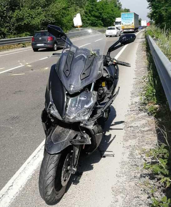 Spilamberto. Cade, il casco si spacca ma lo salva 