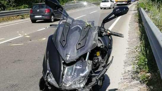 Spilamberto. Cade, il casco si spacca ma lo salva