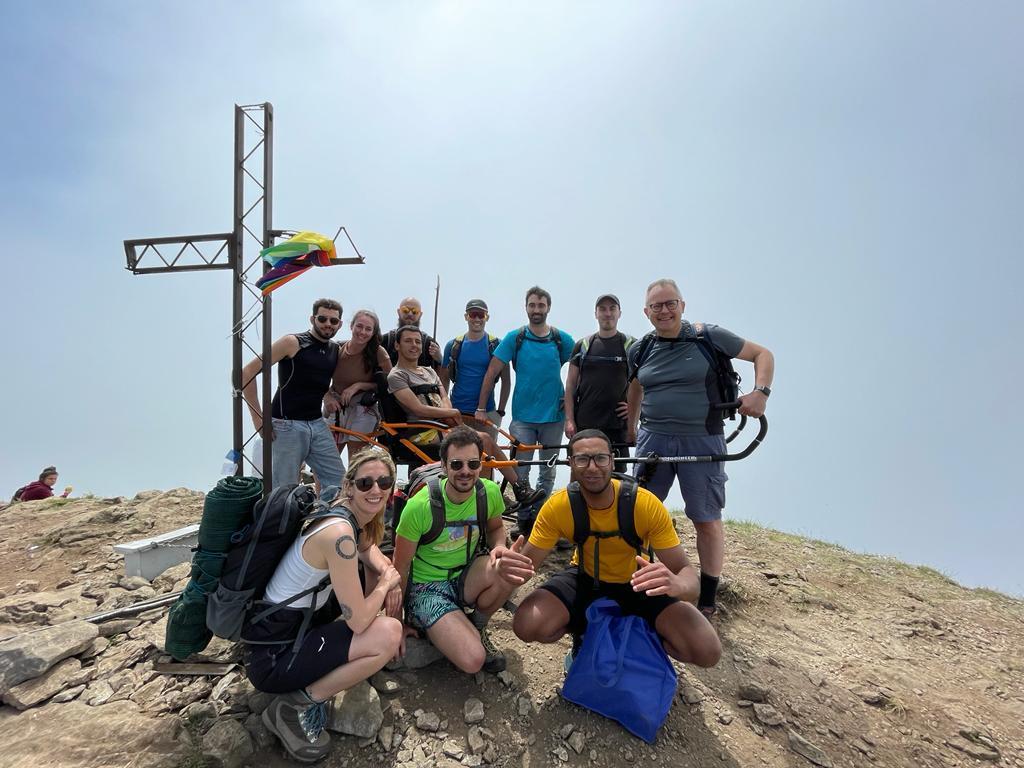 Michele Corfini in vetta al Monte Croce con gli ex compagni di scuola