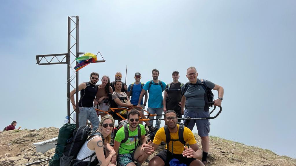 Michele Corfini in vetta al Monte Croce con gli ex compagni di scuola