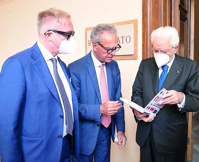 Regalato a Sergio Mattarella il libro di Sae su Berlinguer
