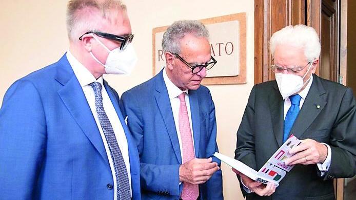Regalato a Sergio Mattarella il libro di Sae su Berlinguer