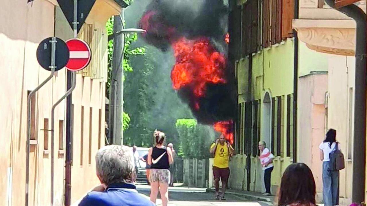 Una sigaretta scatena l’inferno. Coniugi si salvano a Reggiolo