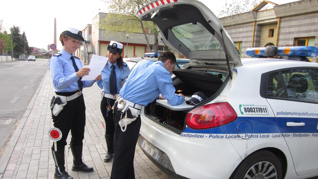 Modena, auto senza assicurazione in sosta illecita in posto disabili. Maxi multa