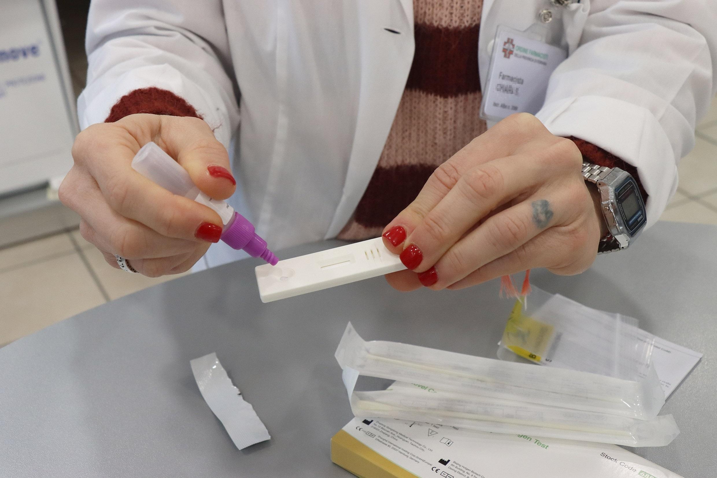 Un test per la positività al coronavirus: sempre oltre cento casi al giorno nel Ferrarese