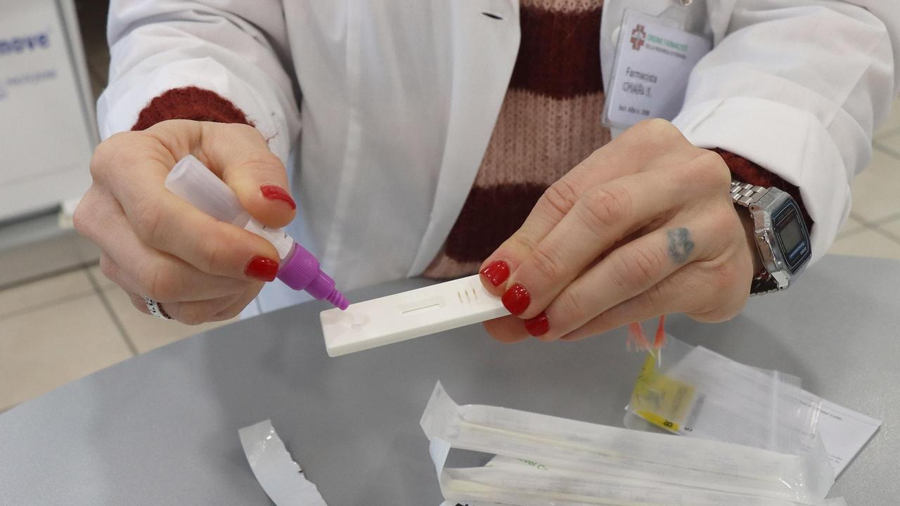 Un test per la positività al coronavirus: sempre oltre cento casi al giorno nel Ferrarese