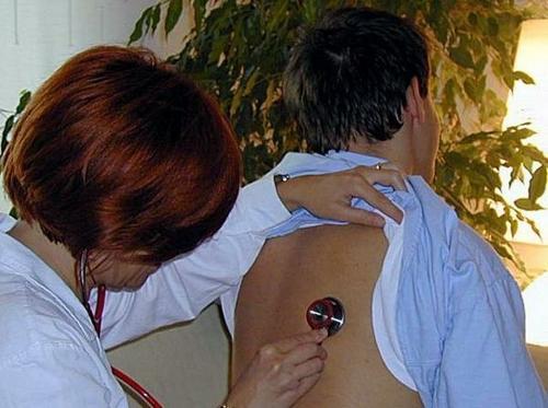 Un medico in visita nel suo ambulatorio