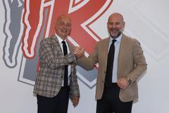 Stretta di mano fra Max Menetti e l'ad biancorosso Alessandro Dalla Salda