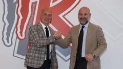 Stretta di mano fra Max Menetti e l'ad biancorosso Alessandro Dalla Salda