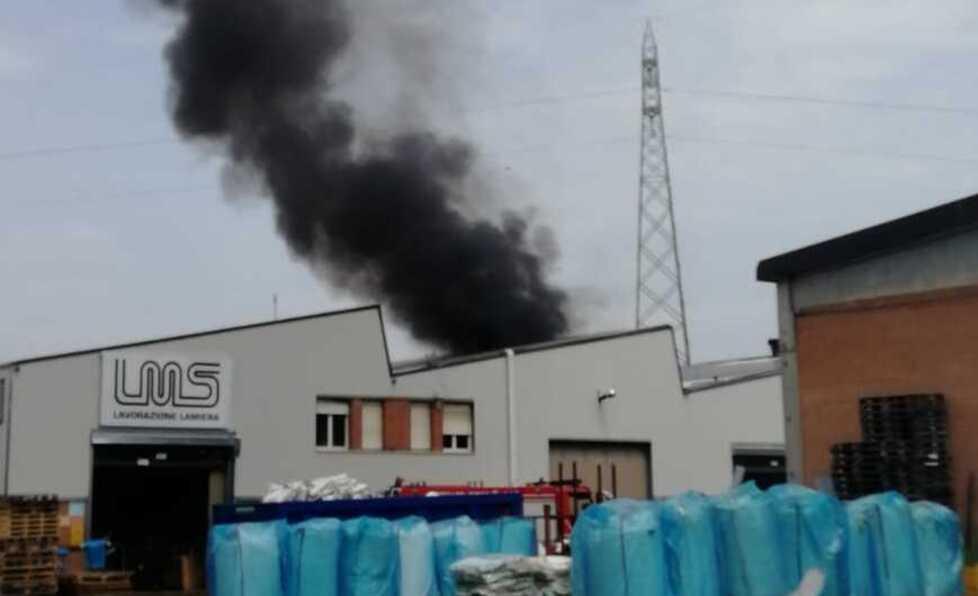 Vignola. Incendio sul tetto di Mescoli Caldaie Operai salvati dall’allarme dei vicini 