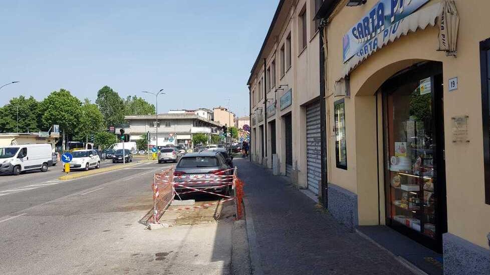 Sassuolo. Cade e fa causa al Comune: «Colpa del marciapiede»