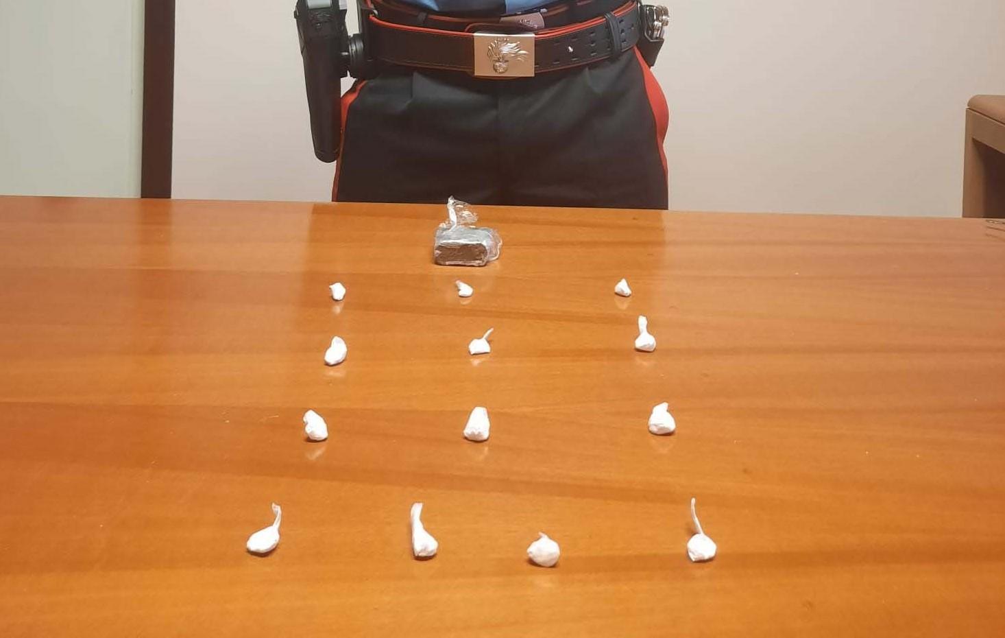 Boretto, i carabinieri si fingono postini per entrare nella casa dello spacciatore e arrestarlo 