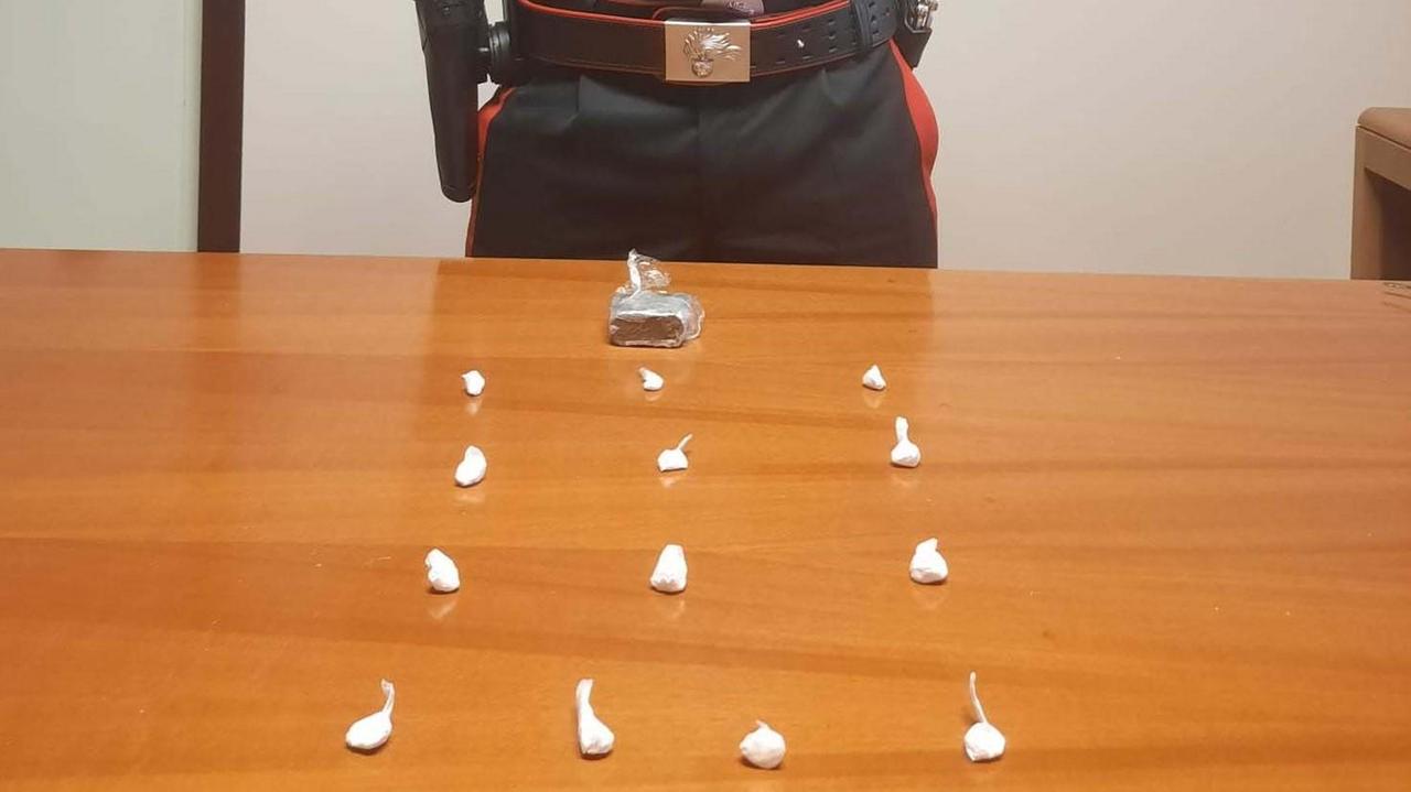 Boretto, i carabinieri si fingono postini per entrare nella casa dello spacciatore e arrestarlo