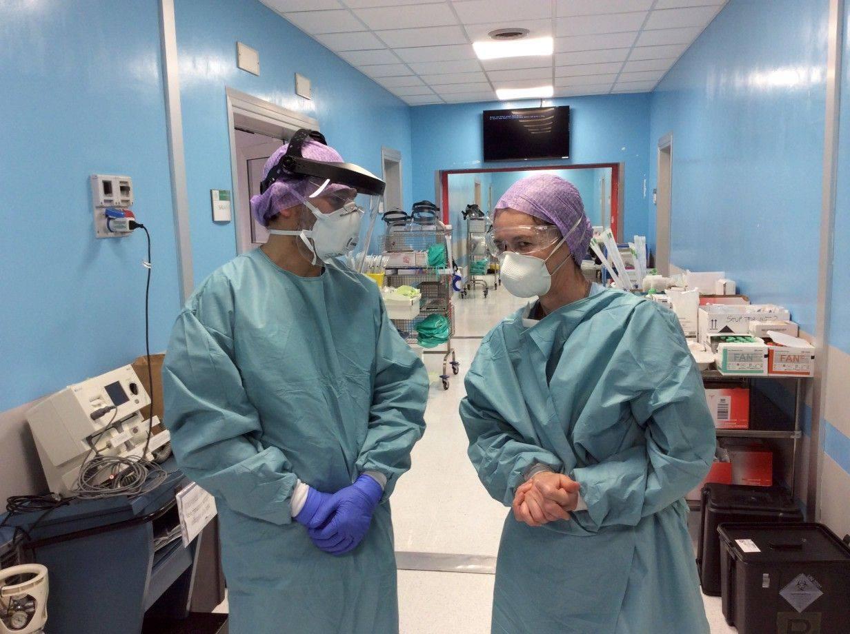 Un reparto ospedaliero: i contagiati da Covid continuano a calare