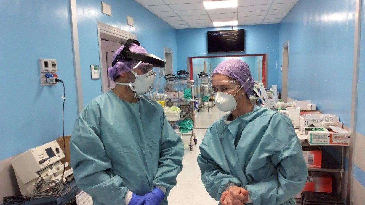 Un reparto ospedaliero: i contagiati da Covid continuano a calare