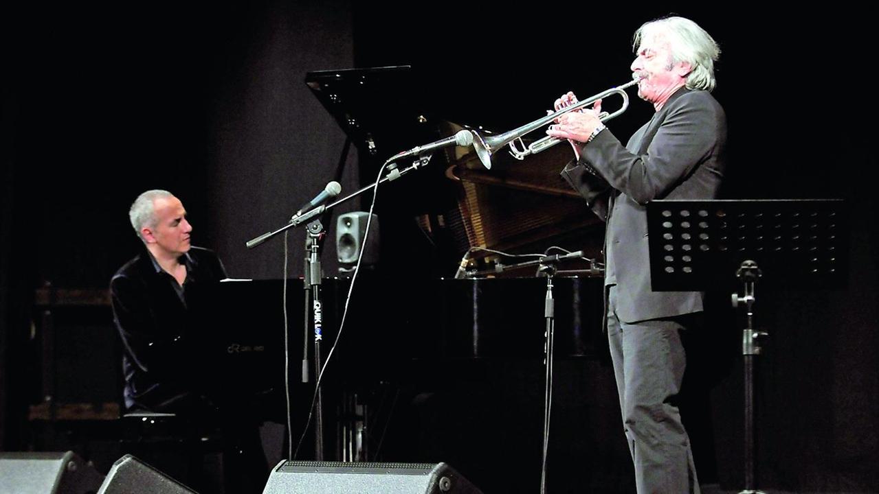 Correggio, Crossroads, il trombettista Enrico Rava con Danilo Rea sul palco dell'Asioli