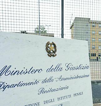 Reggio Emilia. Un detenuto trans aggredisce infermiere e ferisce agente